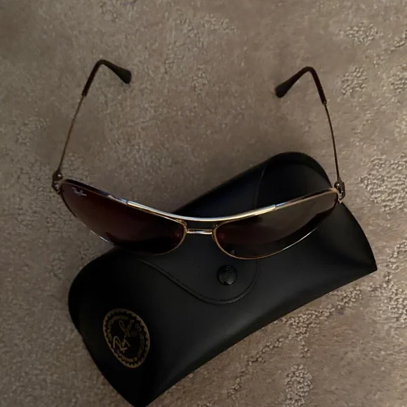 Ray-Ban Gold Frame Sunglasses with Black Case - Picture 9 of 12